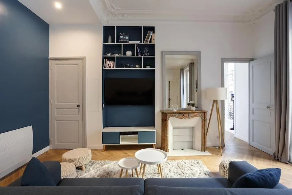 דירה Renovated Spacious Parisian Apt Near La Madeleine