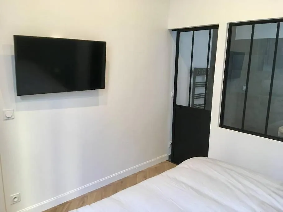 Renovated Spacious Parisian Apt Near La Madeleine צרפת