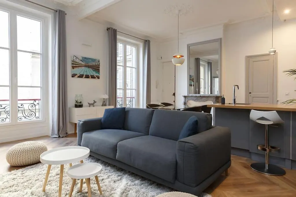 Renovated Spacious Parisian Apt Near La Madeleine צרפת