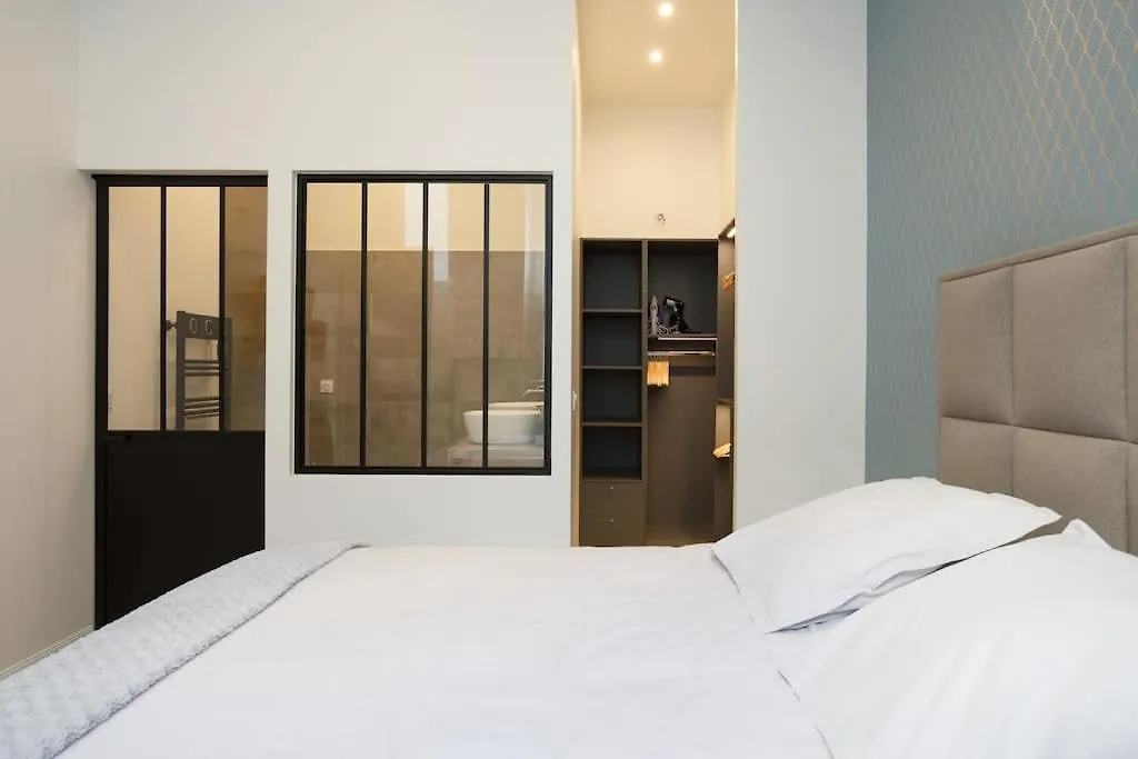 Renovated Spacious Parisian Apt Near La Madeleine דירה פריז