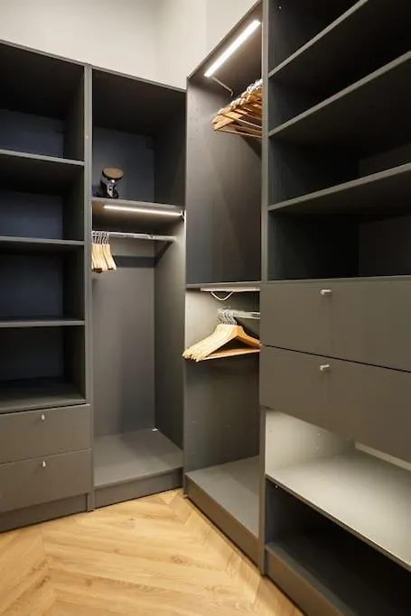 Renovated Spacious Parisian Apt Near La Madeleine צרפת