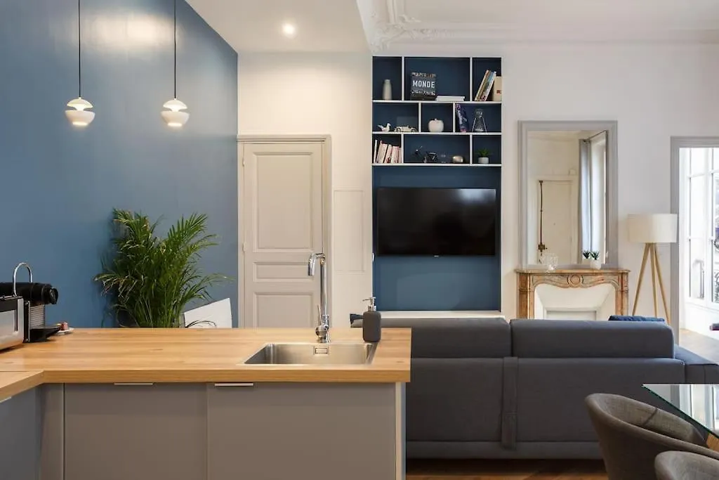 דירה Renovated Spacious Parisian Apt Near La Madeleine