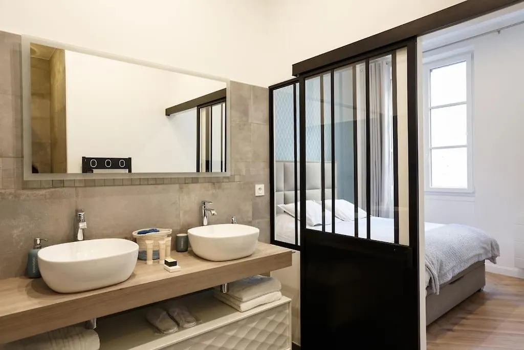 Renovated Spacious Parisian Apt Near La Madeleine פריז