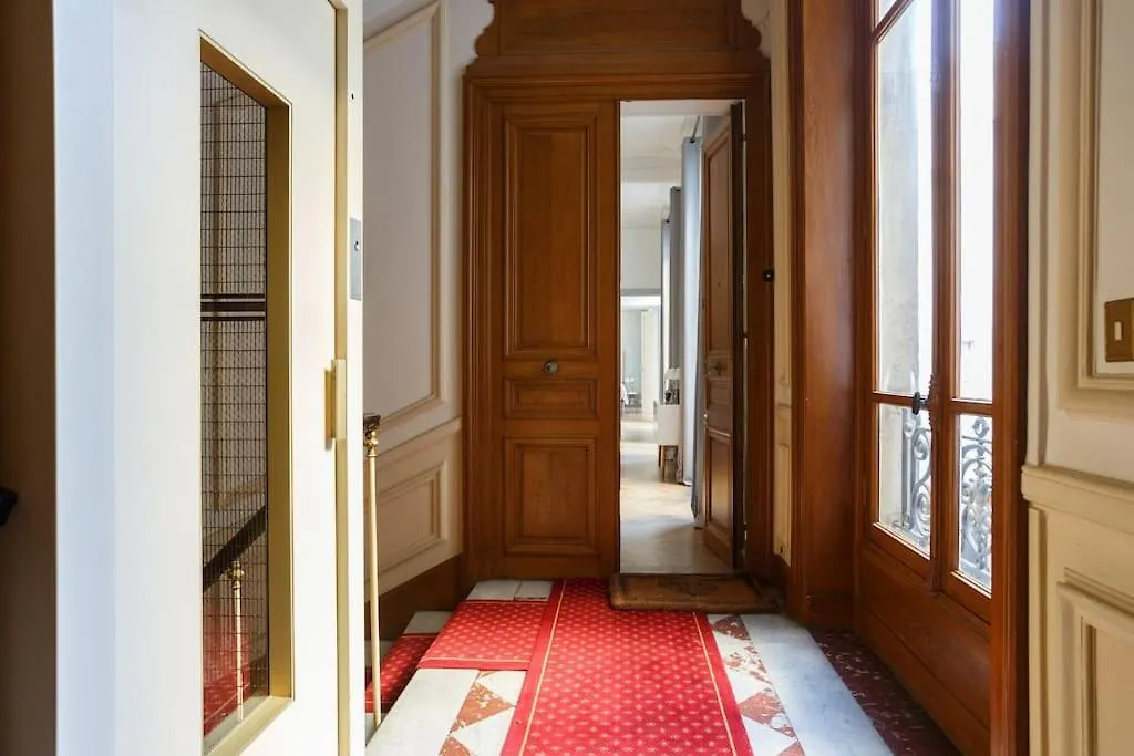 Renovated Spacious Parisian Apt Near La Madeleine 0*, פריז