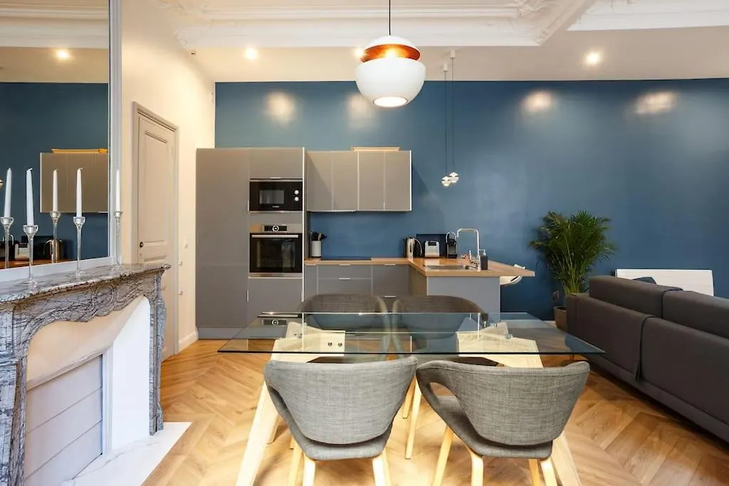 דירה Renovated Spacious Parisian Apt Near La Madeleine