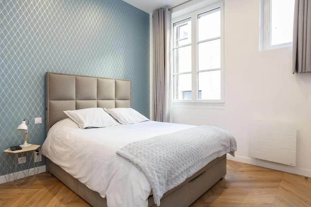 Renovated Spacious Parisian Apt Near La Madeleine
