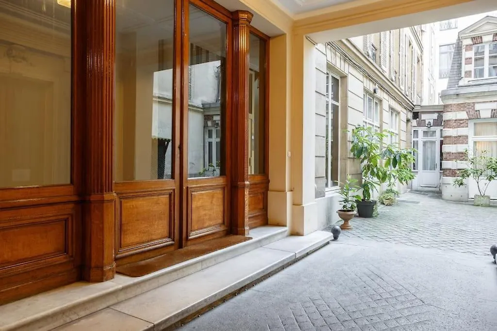 דירה Renovated Spacious Parisian Apt Near La Madeleine