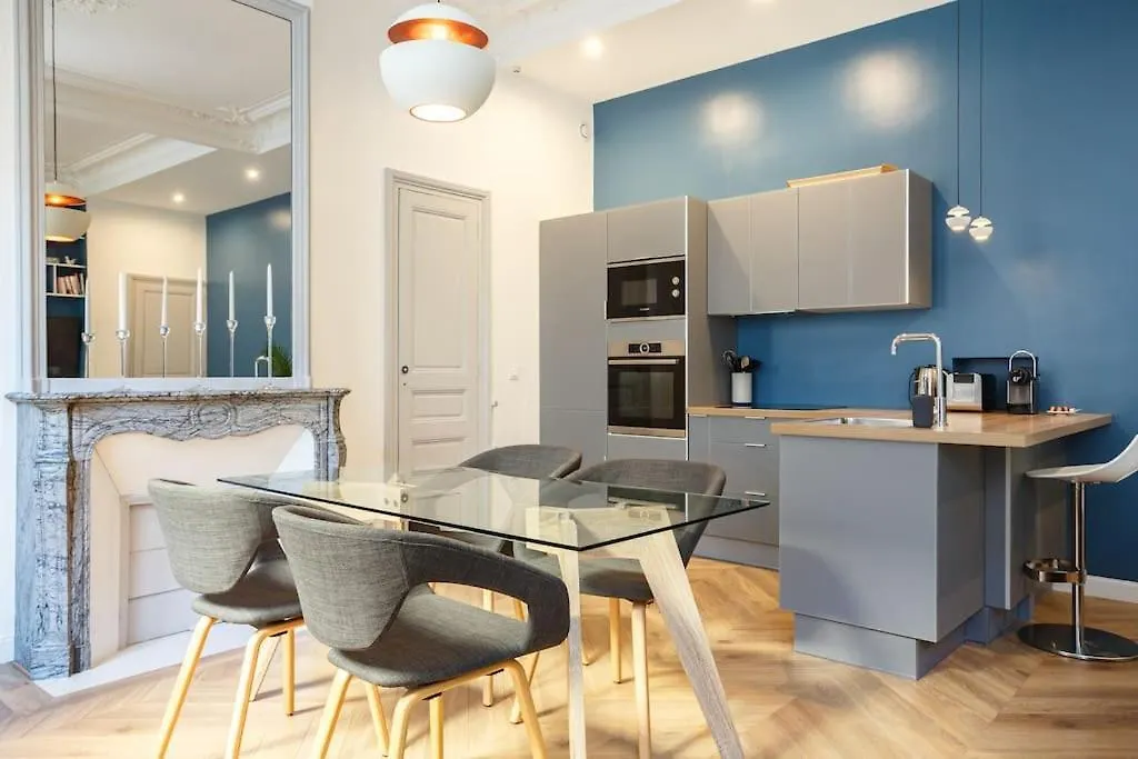 Renovated Spacious Parisian Apt Near La Madeleine