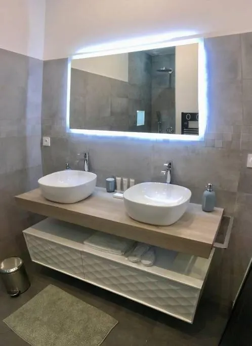Renovated Spacious Parisian Apt Near La Madeleine 0*, Paryż